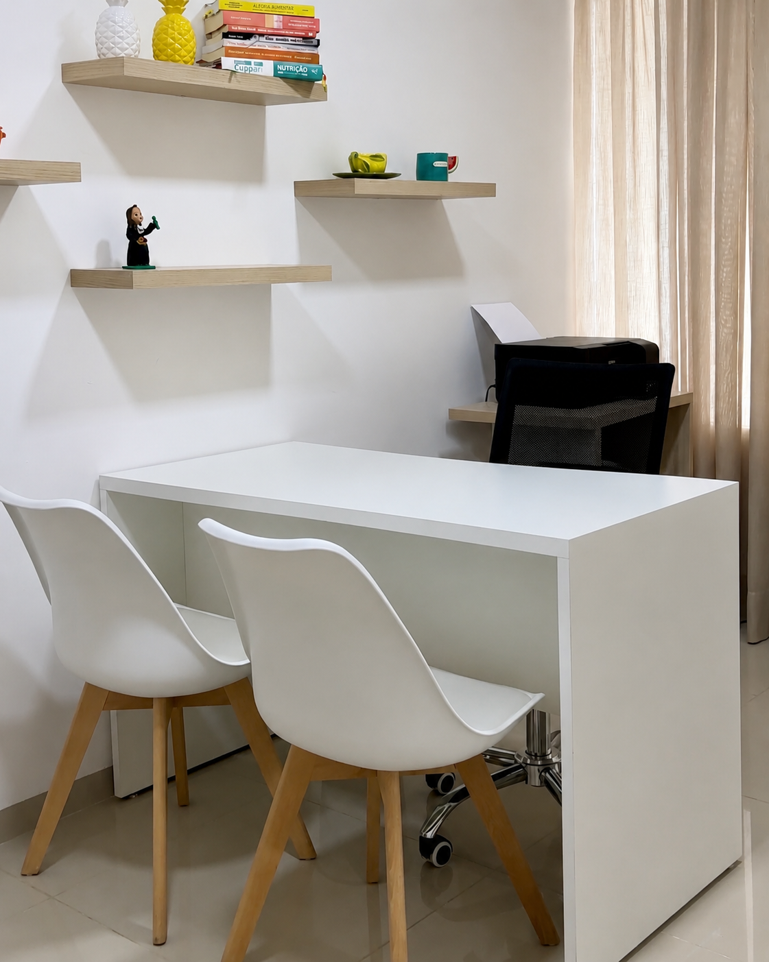Sala de atendimento acolhedora com mesa baixa, lápis de cor e plantas